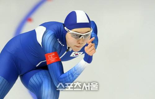 노선영이 지난해 2월12일 강릉 올림픽 오벌에서 열린 2018년 평창 동계올림픽 스피드스케이팅 여자 1500m 레이스를 펼치고 있다. 강릉 | 박진업기자