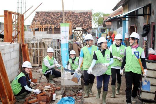 해피무브 20기 청년봉사단이 인도네시아 찔레본 마을에서 빈곤 가구를 신축하고 있다. <현대건설 제공>