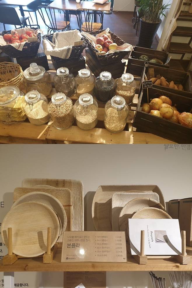 '더 피커'에서는 비닐포장 없이 과일은 바구니에, 곡물은 유리병에 담아 판매한다. 아래는 결이 살아있는 야자나뭇잎 접시. 이가영 기자