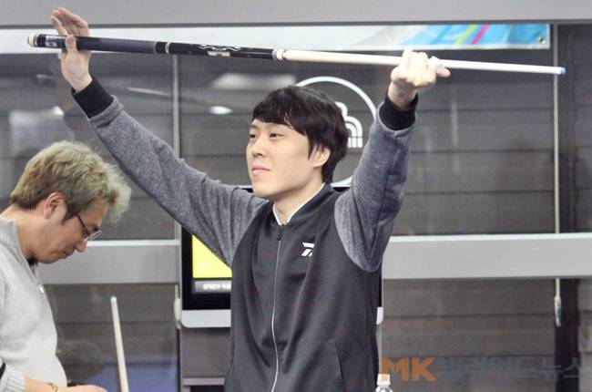 안광준(서울 땡Q) 동호인이 14일 새벽 1시 인천시 미추홀구 가브리엘당구클럽에서 열린 "제1회 빌마트 FURY배 3쿠션동호인전국 당구대회(이하 빌마트퓨리배)" 결승전에서 우승을 확정지은 뒤 큐를 들고 기뻐하고 있다.