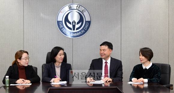 서승희(왼쪽부터) 한국사이버성폭력대응센터 대표와 김현아 법무법인 GL 변호사, 최종상 경찰청 사이버수사과장, 윤김지영 건국대 몸문화연구소 교수가 서울신문 본사에서 진행된 좌담회에서 디지털 성폭력 근절 방안에 대해 이야기를 나누고 있다. 도준석 기자 pado@seoul.co.kr