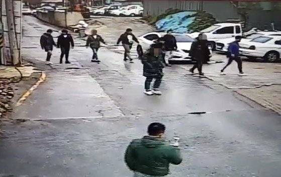 지난해 11월 24일 오전 광주 북구의 한 모텔 주차장에 광주 조폭들에게 보복하기 위해 수도권 조폭이 집결하고 있다. [광주 북부경찰서 제공]