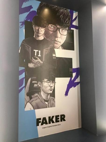 롤파크 내 LCK 레전드 홀에 배치된 페이커 일러스트.