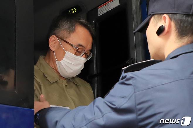사법행정권 남용 의혹의 핵심인물인 임종헌 전 법원행정처 차장이 구속 후 하루만인 지난해 10월 28일 오후 서울 서초구 중앙지방검찰청에 소환되고 있다. 2018.10.28/뉴스1 © News1 안은나 기자