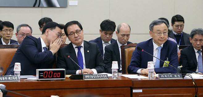 유영민 과학기술정보통신부 장관(가운데)과 민원기 과학기술정보통신부 2차관이 16일 오전 국회 과학기술정보방송통신위원회의 전체회의에서 귀엣말을 하고 있다. 황창규 케이티(KT) 회장이 아현국사 통신구 화재사고와 관련해 출석해 있다. 김경호 선임기자 jijae@hani.co.kr