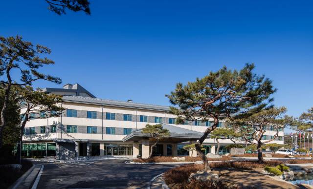 사도세자와 정조대왕의 능인 융건릉 인근에 위치한 푸르미르호텔은 지역적 특색을 살려 한국적인 요소를 담아냈다. 지붕의 조형, 마당을 중심으로 한 평면 배치 형식, 소나무를 곳곳에 배치한 점 등이 돋보인다.