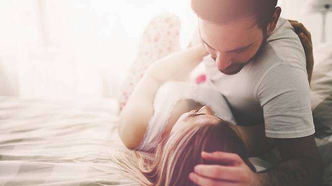 침대에 누워 있는 남녀