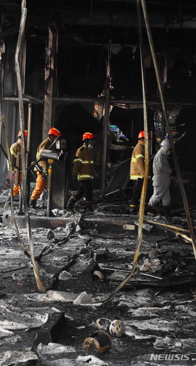 【천안=뉴시스】함형서 기자 = 전날 오후 4시 천안 서북구 쌍용동 라마다앙코르호텔에서 화재가 발생해 20명의 사상자가 발생한 가운데  15일 오후 소방청, 한국가스안전공사,국과수 등 합동감식팀이 현장 감식을 위해 지하주차장으로 들어가고 있다. 2019.01.15.foodwork23@newsis.com