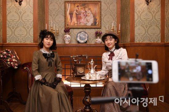 개화기 의상을 대여해주는 경성의복을 방문한 관광객이 포토 존에서 추억을 남기고 있다./김현민 기자 kimhyun81@