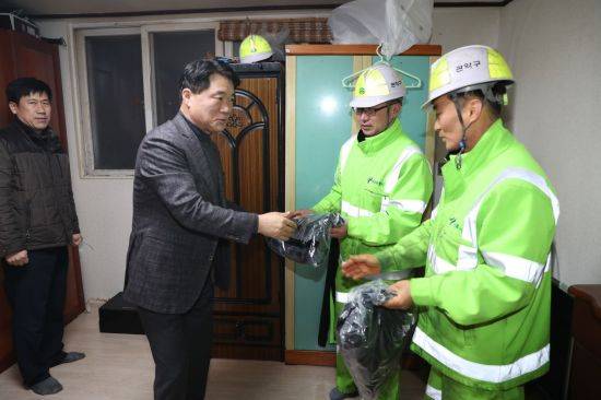 박준희 관악구청장이 환경미화원들에게 발열조끼를 전달했다.