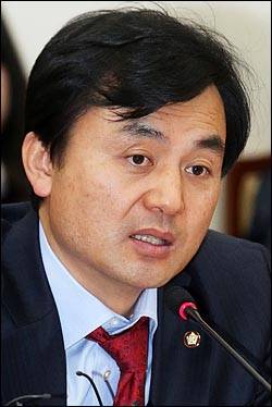 더불어민주당 소속 안규백(사진) 국회 국방위원장은 18일 일본 해상초계기 저공 위협비행에 대해 “일본 정부는 적반하장격인 태도로 ‘한국 해군의 화기관제레이더 조사’라는 가상의 사실을 내세워 한일관계를 악화일로로 몰아가고 있다”고 비판했다. ⓒ데일리안