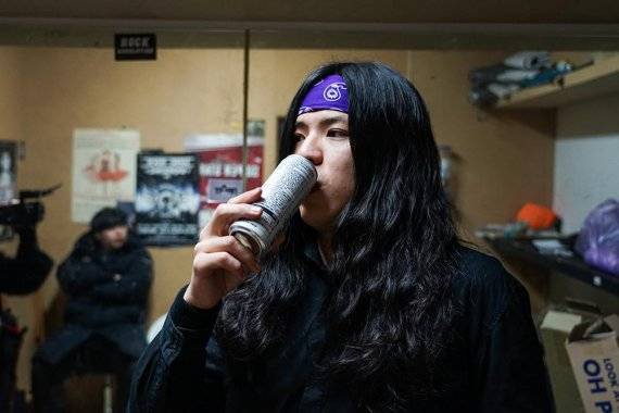 행사 시작 전 음료수를 마시며 긴장을 푸는 부기드럼. 사진=조재형 기자