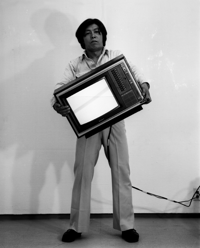 1979년 상파울루비엔날레에 참여해 ‘물기울이기’ 퍼포먼스를 진행중인 작가 박현기. /사진제공=국립현대미술관