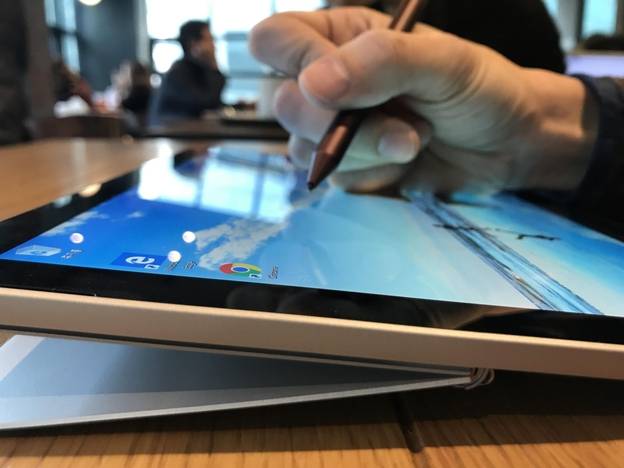 서피스 프로 6의 힌지는 최대 165도까지 접힌다. /이정민 기자