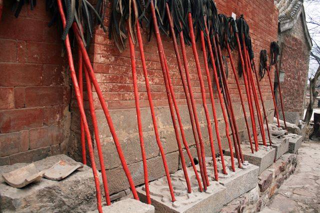 교루전 부근 방화용으로 세운 나무막대 걸레