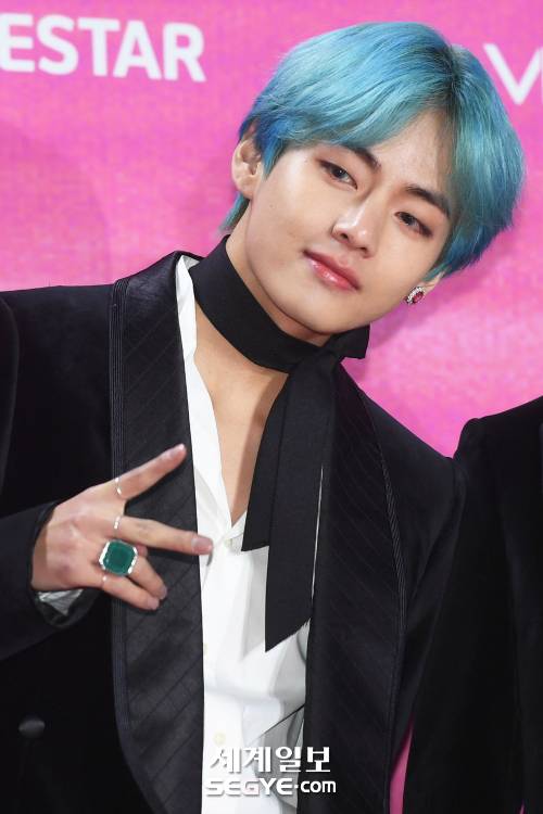 그룹 방탄소년단 뷔가 지난 15일 서울 구로구 고척동 고척돔에서 열린 ‘제28회 하이원 서울가요대상’에 참석해 포즈를 취하고 있다.