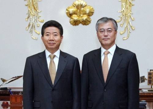 노무현정부 시절 청와대 비서실장 자격으로 노무현 당시 대통령과 함께한 문재인 현 대통령. 세계일보 자료사진