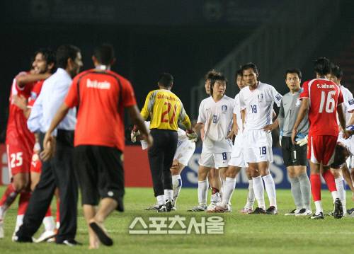 한국 축구대표팀 선수들이 2007년 7월15일 인도네시아 겔로라 붕카르노에서 열린 2007년 아시안컵 바레인전에서 1-2로 패한 뒤 침통한 표정을 짓고 있다. 자카르타 | 최승섭기자