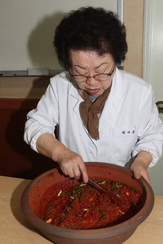 다 버무린 김칫소. 신인섭 기자