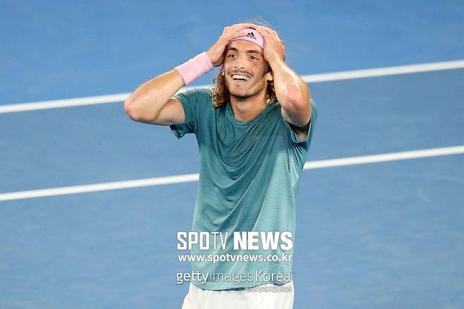 ▲ 호주 오픈 남자 단식 16강전에서 로저 페더러를 꺾은 뒤 믿을 수 없다는 표정을 짓고 있는 스테파노스 치치파스 ⓒ Gettyimages