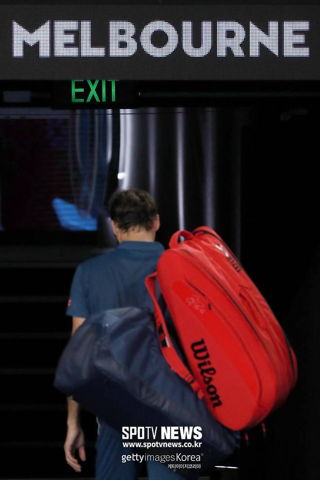 ▲ 호주 오픈 남자 단식 16강전에서 스테파노스 치치파스에게 패한 뒤 코트를 떠나는 로저 페더러 ⓒ Gettyimages