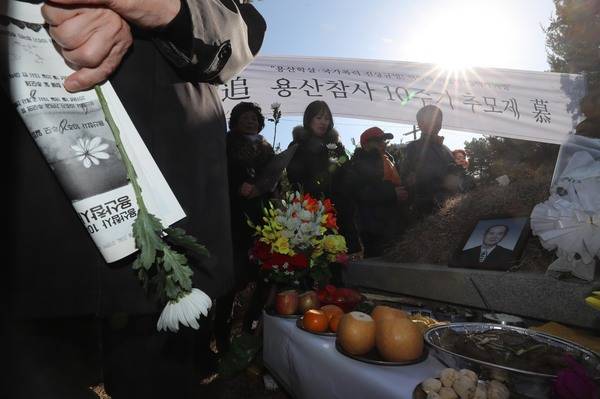 용산참사 10주기인 20일 오후 경기 남양주시 마석 모란공원 열사 묘역에서 열린 추모제에서 유가족과 시민들이 고인들의 묘역에 헌화하고 있다. 남양주/신소영 기자 viator@hani.co.kr