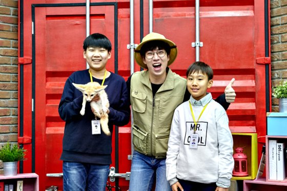 사막여우를 안은 주은성 학생기자(왼쪽), 김경윤씨, 양유찬(오른쪽) 학생기자.