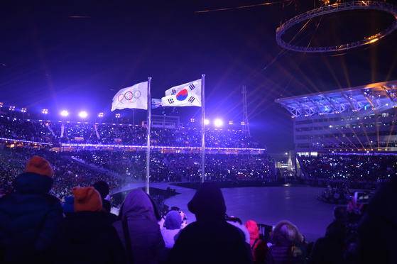 2018 평창동계올림픽 개회식이 9일 오후 평창올림픽플라자 내 개·폐회식장에서 ‘Peace in motion’(행동하는 평화)라는 주제로 펼쳐진 가운데 올림픽기와 태극기가 휘날리고 있다. [사진공동취재단]