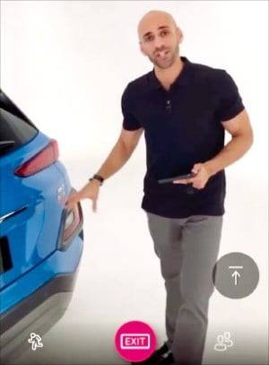 현대차 미국판매법인(HMA) 관계자가 인터넷 방송에서 자사 차량을 소개하고 있다.  /HMA 제공