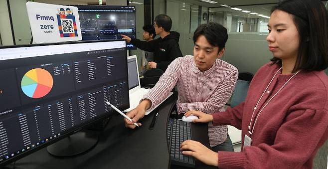 정부가 계좌에 잔액이 없어도 50만원 한도 안에서 결제가 가능한 간편결제 제로페이 사용 방안을 추진한다. 22일 서울 중구 을지로에 위치한 생활금융 플랫폼 핀크에서 개발자들이 핀크 제로페이 시스템을 점검하고 있다.