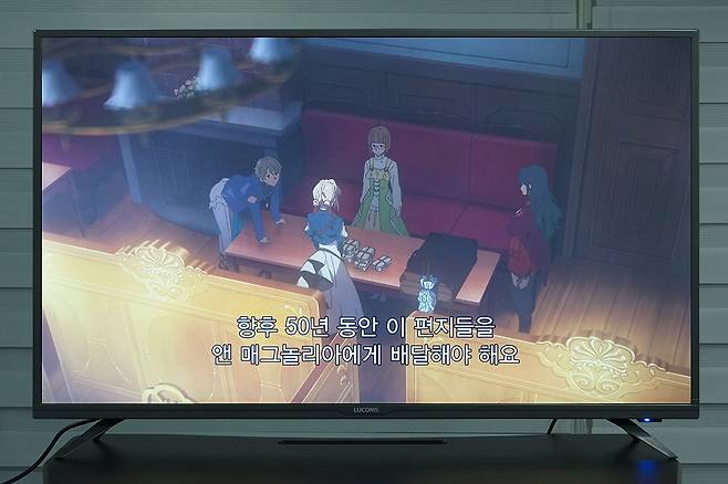 넷플릭스를 실행한 다음, 한 콘텐츠를 실행한 모습. HD 해상도 임에도 비교적 선명하게 출력된다.