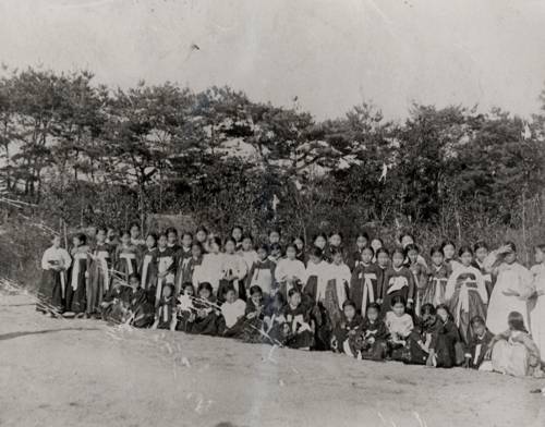 (서울=연합뉴스) 1900년 이화학당 학생들 [이화여대 제공]