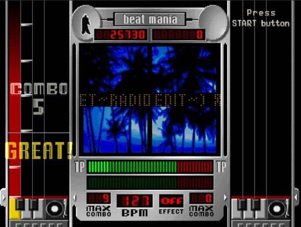 (위에서 떨어지는 건반을 정확하게 누르는 식의 리듬 게임 이었다)