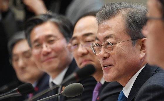 문재인 대통령이 23일 청와대 본관 집현실에서 열린 공정경제 추진전략회의에 참석해 모두발언을 하고 있다. 청와대사진기자단