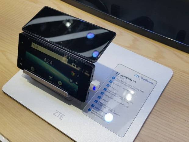 중국의 ZTE가 MWC 2018에서 선보였던 경첩 형태의 폴더블폰 '엑손M'