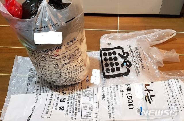 【부산=뉴시스】허상천 기자 = 부산은 부산진구가 올 7월부터 쓰레기 종량제 봉투 가격을 인하키로 한데 이어 북구와 남구도 쓰레기 종량제 봉투 가격을 낮추기 위한 준비절차에 돌입해 2012년부터 시행해 온 종량제 봉투 단일화 쳬제가 붕괴 위기를 맞고 있다. 2019.01.23. photo@newsis.com