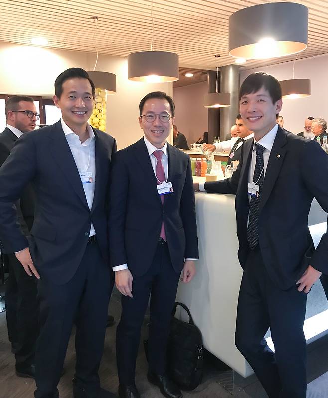 한화 최고경영진 - 김동관(왼쪽) 한화큐셀 전무와 김동원(오른쪽) 한화생명 상무가 23일(현지시간) 스위스 다보스에서 싱가포르 경제개발청(Singapore Economic Development Board)의 배 스완 진(Beh Swan Gin, 가운데) 회장과 미팅을 하고 지속가능한 경제성장을 창출해야 하는 기업의 사명에 대해 공감대를 나눴다. 한화그룹 제공