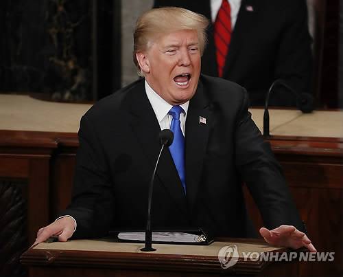 도널드 트럼프 미국 대통령 (워싱턴 EPA=연합뉴스) 도널드 트럼프 미국 대통령이 지난해 1월 30일(현지시간) 미 의회에서 취임후 첫 국정연설을 하고 있다. ymarshal@yna.co.kr