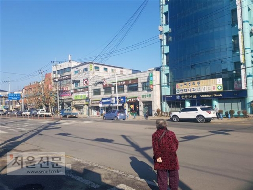 지난달 11일 오전 인천 신한은행 강화지점 맞은편에 위치한 버스 정류장에서 한 노인이 지팡이를 짚고 버스를 기다리고 있다. 썰렁하지만 이곳은 나름 번잡한 강화읍 시내다.사진 김주연 기자 justina@seoul.co.kr