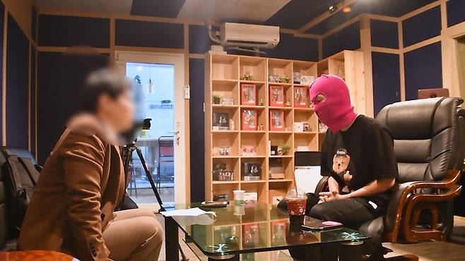 마미손에게 랩의 비법을 전수 받고 있는 남기자. 사진을 보면, 상대적으로 뚱뚱하게 나왔는데, 마미손이 날씬한 것이다(미리 변명). 기자가 비만인 것도 팩트(fact)이긴 하다./사진=이상봉 기자