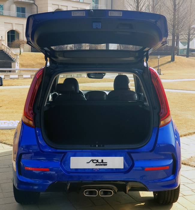 넓어진 차체로 인해 트렁크는 구형보다 10리터 증가한 364리터로 증대됐다. 2열 시트를 접으면 더 큰 적재공간이 확보된다.