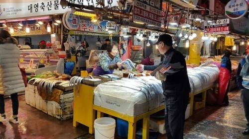 전화번호부를 받는 지역 상인. 한국전화번호부㈜ 제공