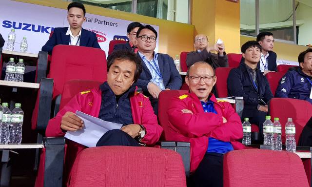 관람석서 여유롭게 축구 구경하는 박항서   <저작권자(c) 연합뉴스, 무단 전재-재배포 금지>