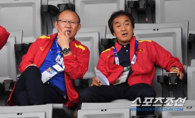 한국과 카타르의 2019 AFC 아시안컵 8강전 경기가 25일(현지시간) 아랍에미리트 아부다비 자예드 스포츠시티 스타디움에서 열렸다. 경기장을 찾은 박항서 감독과 이영진 코치가 경기를 지켜보고 있다. 아부다비(아랍에미리트)=허상욱 기자 wook@sportschosun.com/2019.01.25/