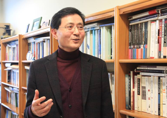 김재철 가톨릭대 국제학부 교수가 2019년 1월 16일 자신의 연구실에서 조선비즈와의 인터뷰에서 미중 무역 분쟁과 향후 정치적·경제적 중국의 행보에 관해 설명하고 있다. 그는 “중국이 우리에게 무리한 요구를 하지 않도록 미국과의 관계에도 주의를 기울여야 한다”고 주장했다. /이다비 기자