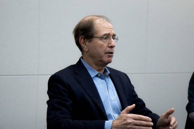 한경닷컴과 인터뷰 중인 실비오 미칼리 메사추세스공과대학(MIT) 교수(알고랜드 설립자)(사진=블록72)