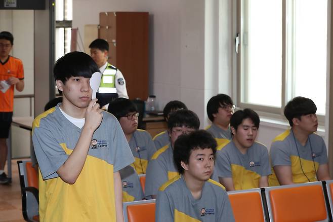 서울지방병무청에서 병역판정검사 대상자들이 시력 검사를 받고 있다. 우상조 기자