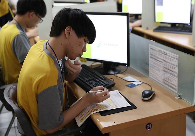 병역판정검사 대상자들이 인성검사를 받고 있다. 우상조 기자