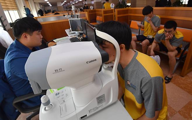 서울지방병무청에서 병역판정검사 대상자들이 안과 검사를 받고 있다. 우상조 기자
