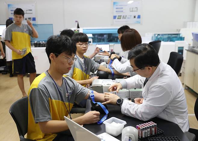 서울지방병무청에서 병역판정검사 대상자들이 혈액 검사를 받고 있다. 우상조 기자